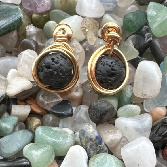 Black lava rock dainty stud earrings/silver/gold lava rock dainty studs - Picture 3 of 12